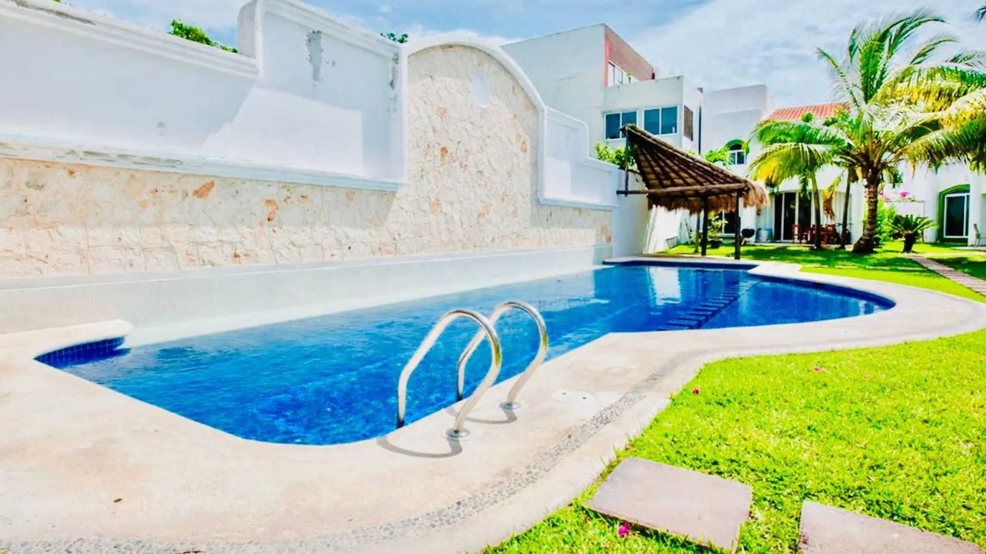Superior Comfort Room With Swimming Pool Air Conditioning And Parking Playa del Carmen 2*,